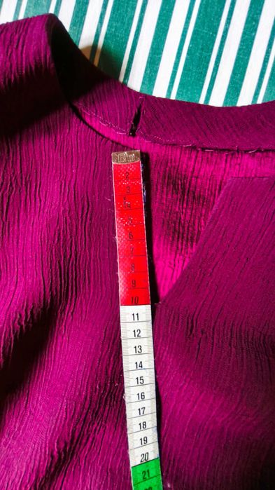 Elegante Top Bordô com pequena abertura de cada lado