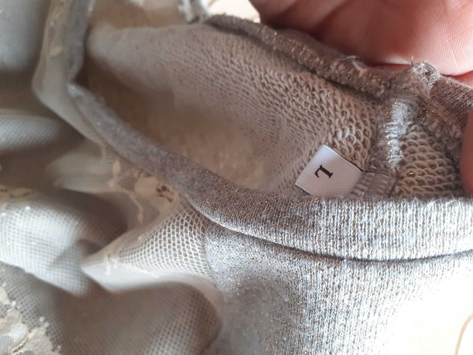 bluza z rozcięciami z koronką