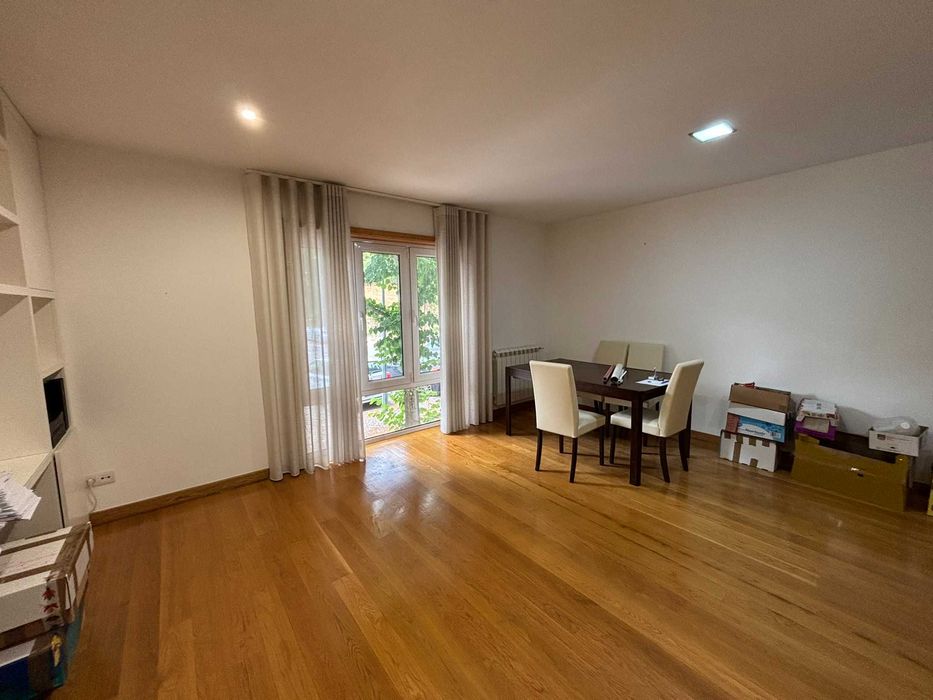 Apartamento t2 à venda na Rua Mario Cravinho, 11