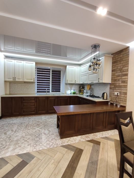 Велика  3-кімнатна квартира з дизайнерським ремонтом