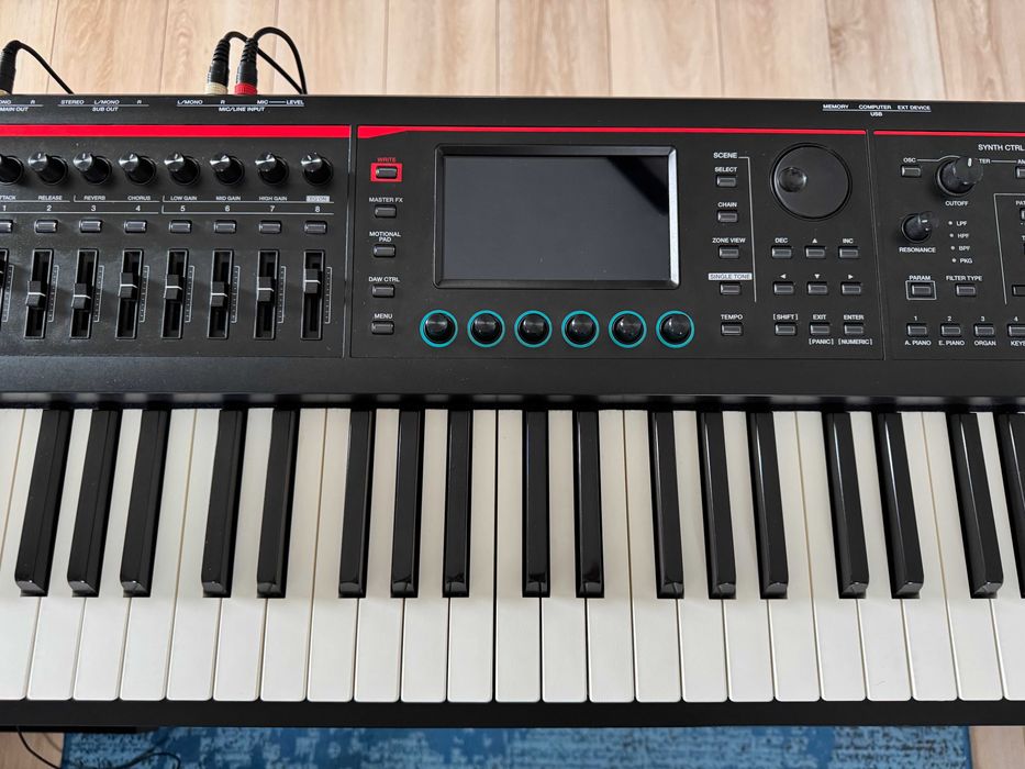 Syntezator Roland Fantom 08 i pedały Roland RPU-3