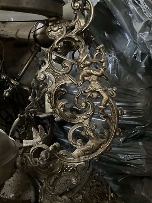 Antigo candeiro de igreja