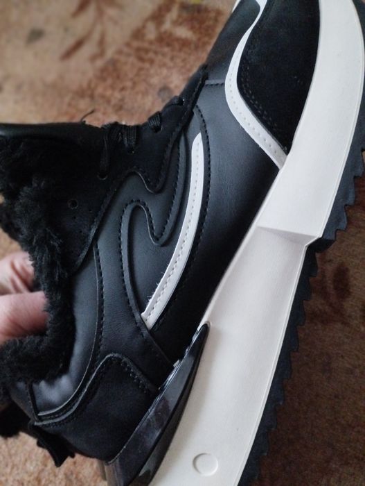 Продам кроссовки новые