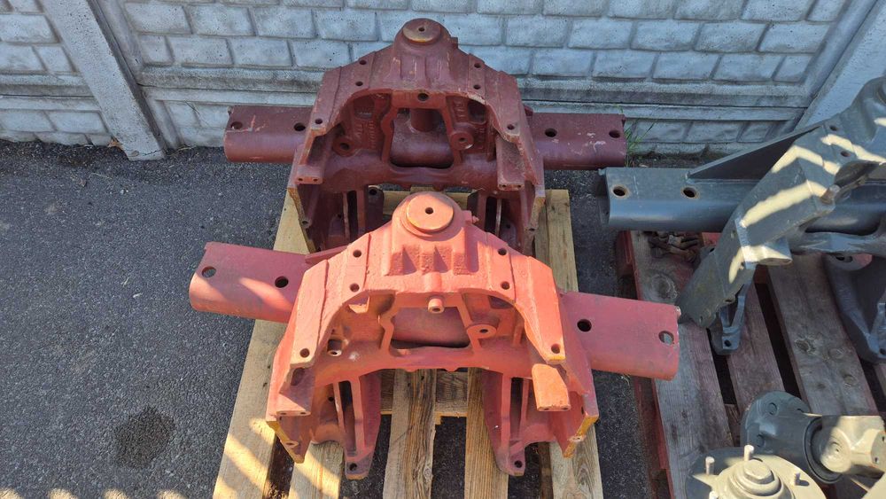 Wspornik osi przedniej z belką. Nieużywany ze starych zapasów.