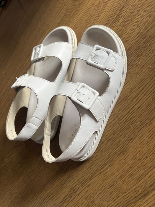 Білі шкіряні сандалі  38 р