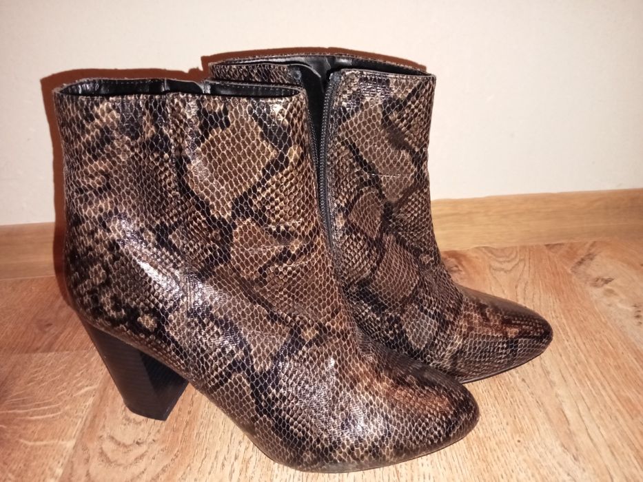Nowe botki damskie w skórę krokodyla.