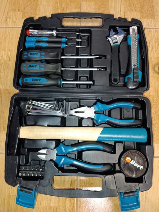 Ключі, викрутки,молоток, набір інструментів