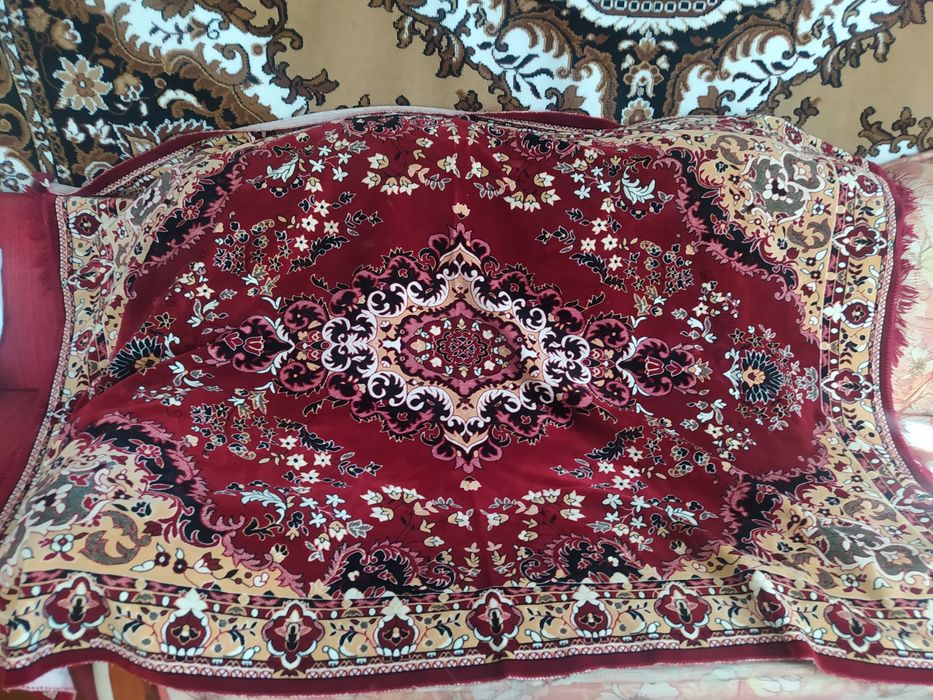 Продаю покривала нові на диван і накидушки на крісла.