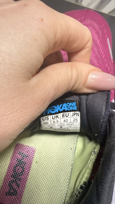 Кросівки жіночі для бігу Hoka Arahi 6