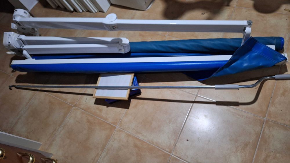 Vende-se Toldo extensivel estrutura alumínio lacado branco e PVC