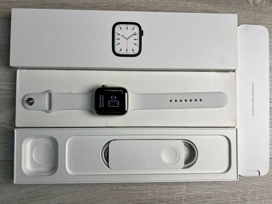 Apple Watch Edition Series 8 45mm Gold Stainless Steel White SportBand