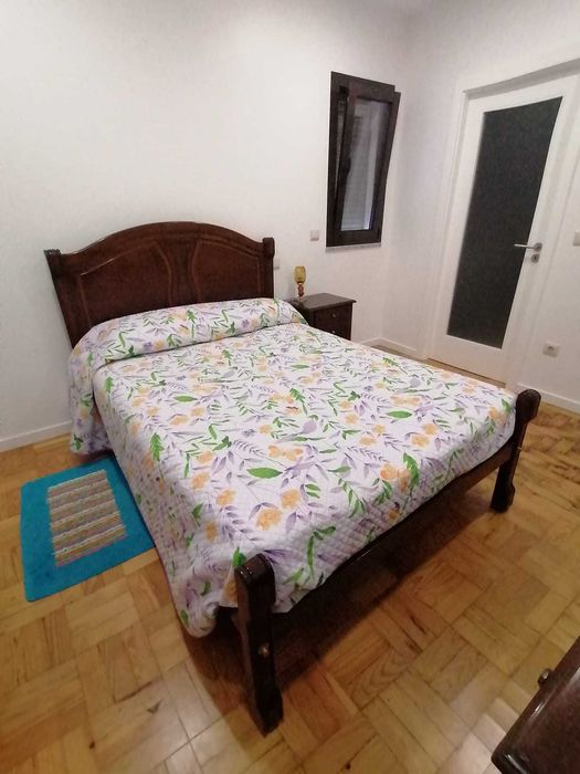Cama, mesinhas de cabeceira e Cómoda