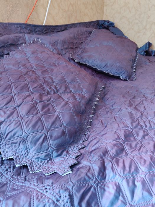 Покрывало с подушками для кровати