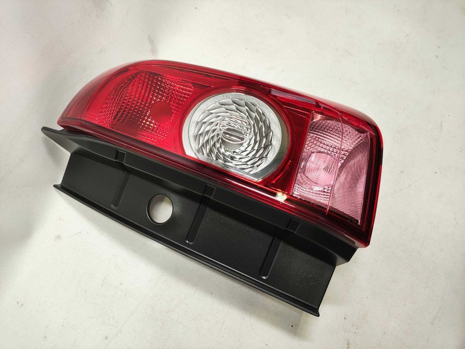 Lampa prawy tył prawa tylna Dacia Duster I 10-13 NOWA