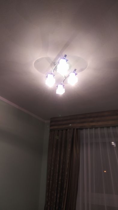 Lampa, żyrandol z 4 źródłami swiatla.
