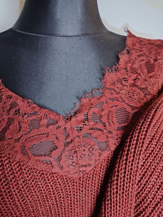 Oversizowy sweter burgundowy z koronkowym dekoltem V.   M / 38 AMISU