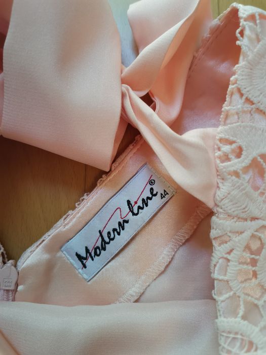 Piękna sukienka koronkowa, pudrowy róż, rozmiar 44, stan idealny
