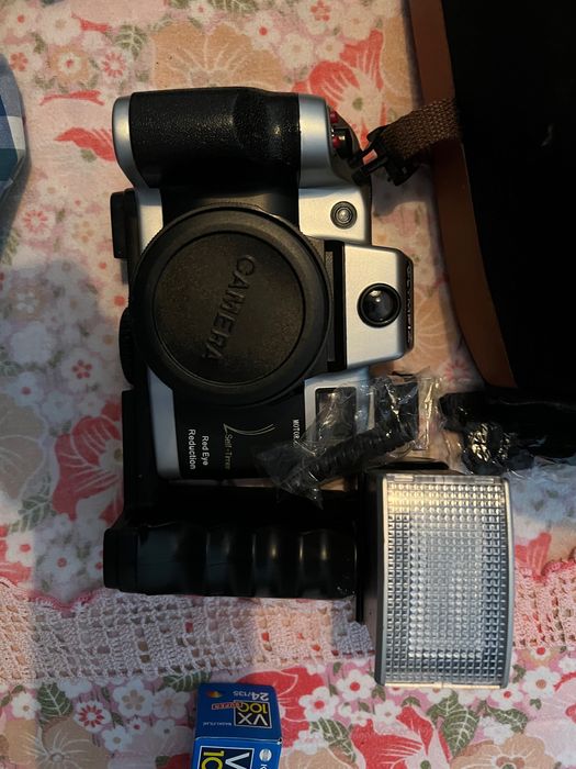 Maquina fotografica com caixa e rolo