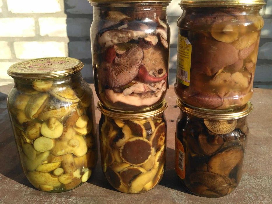 Консервация: огурцы, салат, варенье, яблочный сок