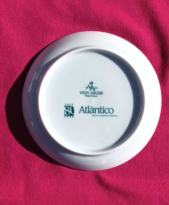 Prato em porcelana Vista Alegre, 80 anos Banco Português do Atlântico