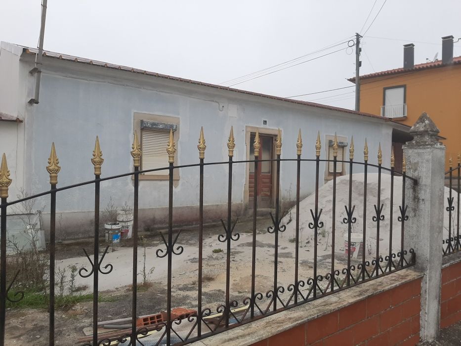 Vendo Moradia Antiga para recuperacao, fica 15 km das Praias Oeste.