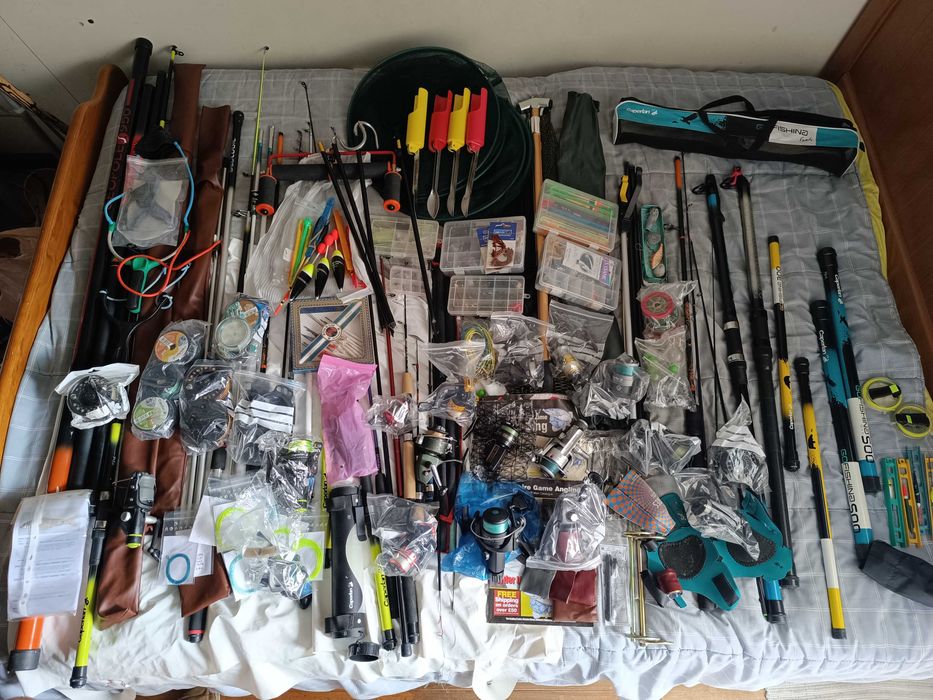 Conjunto de Pesca: Canas, Carretos, centenas acessórios