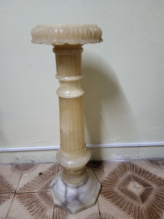 Coluna e jarro em Alabastro