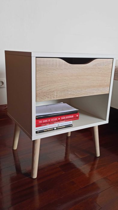 Cama de casal, com estrado e colchão + mesa de cabeceira