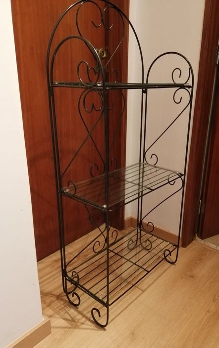 Estante de ferro forjado com três prateleiras, com vidro.
Altura - 1.3m
Largura - 54cm
Profundidade das prateleiras - 26cm.
