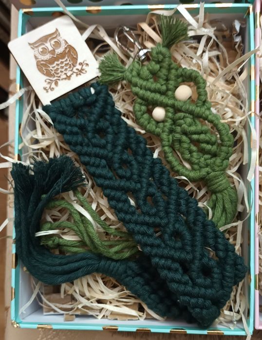 Na prezent. Makramowa zakładka i sówka breloczek