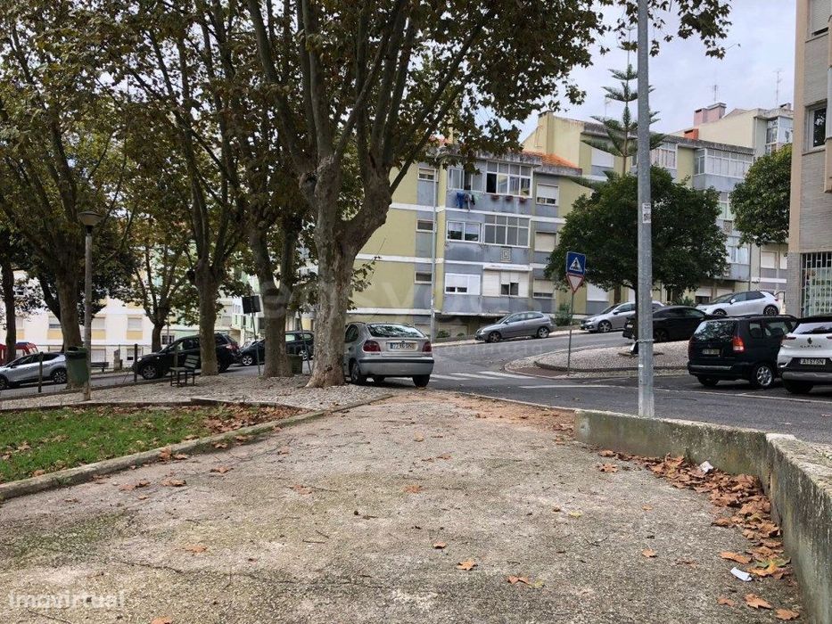 Loja com 210m² em cave com acesso direto à rua