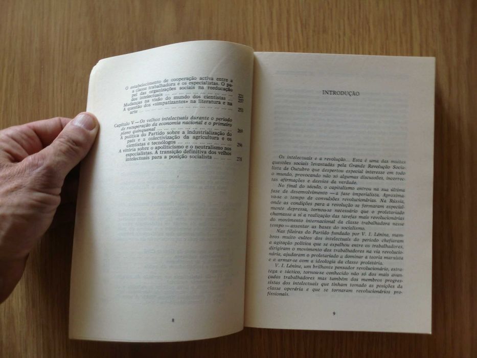 A Revolução de Outubro e os Intelectuais
de N. Fedyukin