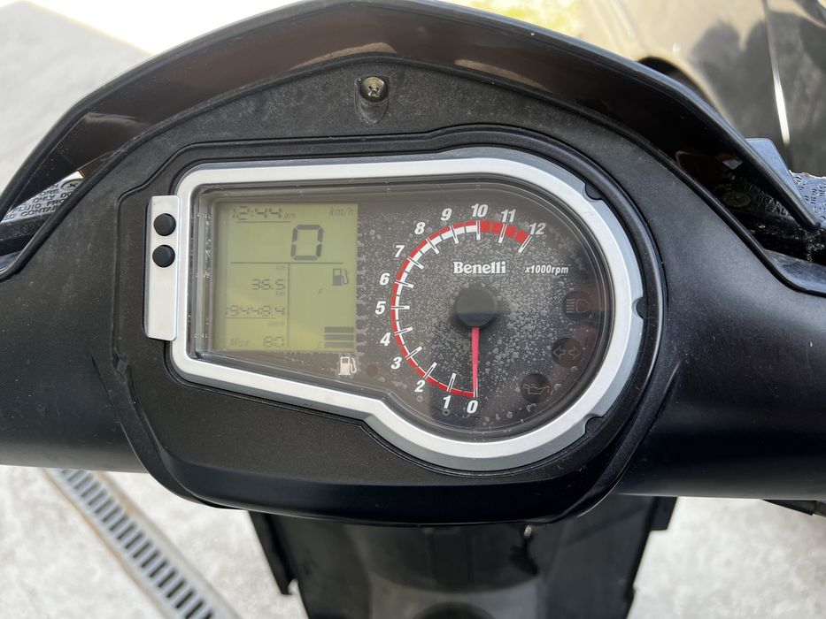 DESPACHAR: 2 scooters Benelli 49x (1 a andar + outra para peças)