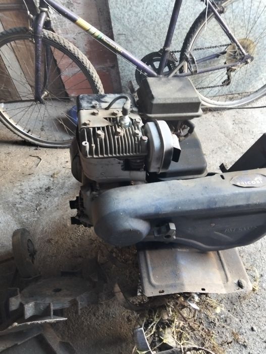 Moto emchada com várias faramentas