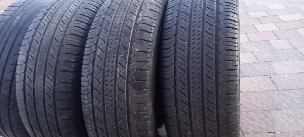 Продам літею резину 235/65/17