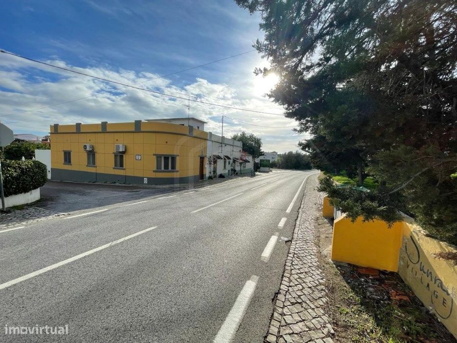 Propriedade de utilização mista, destinada a habitação e comércio, ...