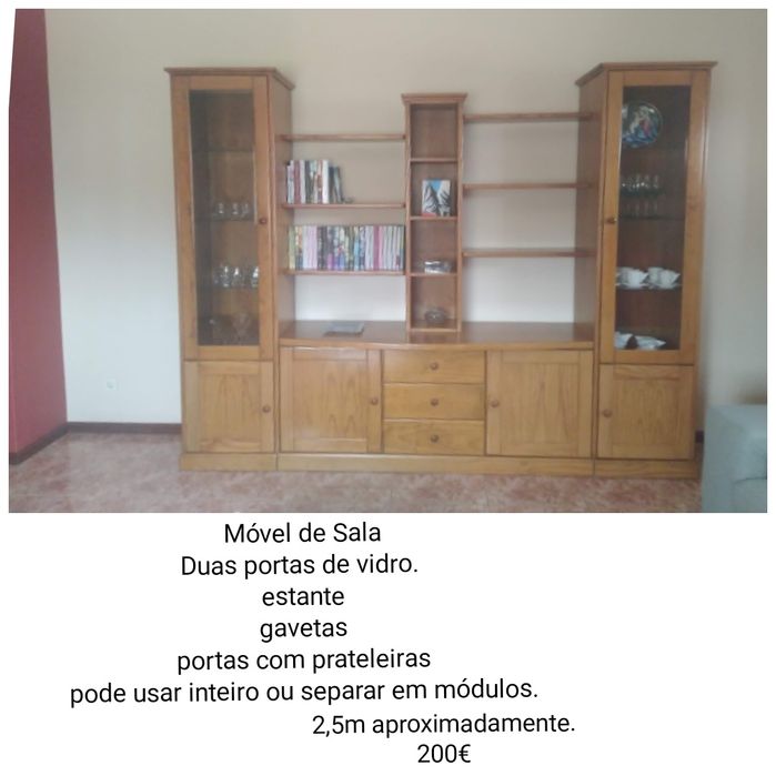 Móvel de sala com portas de vidro
