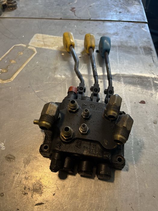 Rozdzielacz hydrauliczny 3 sekcyjny 3 sekcje