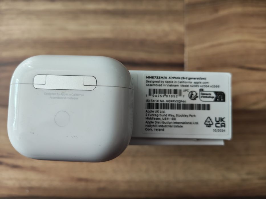 IPhone SE plus AirPods (3rd gen)