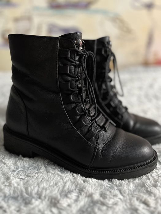 Жіночі ботинки.Розмір-39.Натуральна шкіра в гарному стані