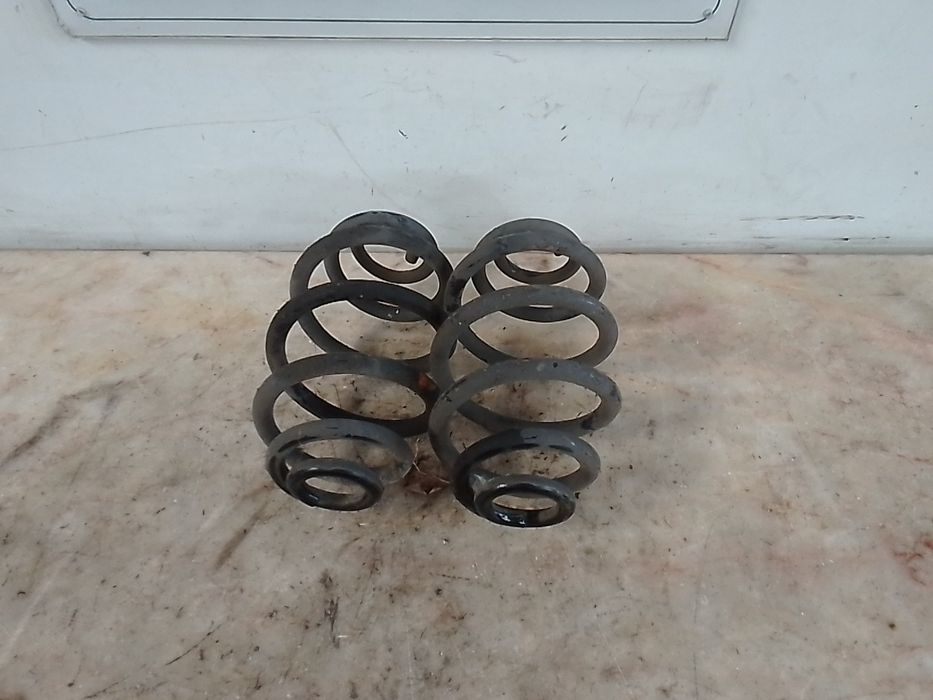 Mola de suspensão trás direita VOLKSWAGEN Passat (3B3)
