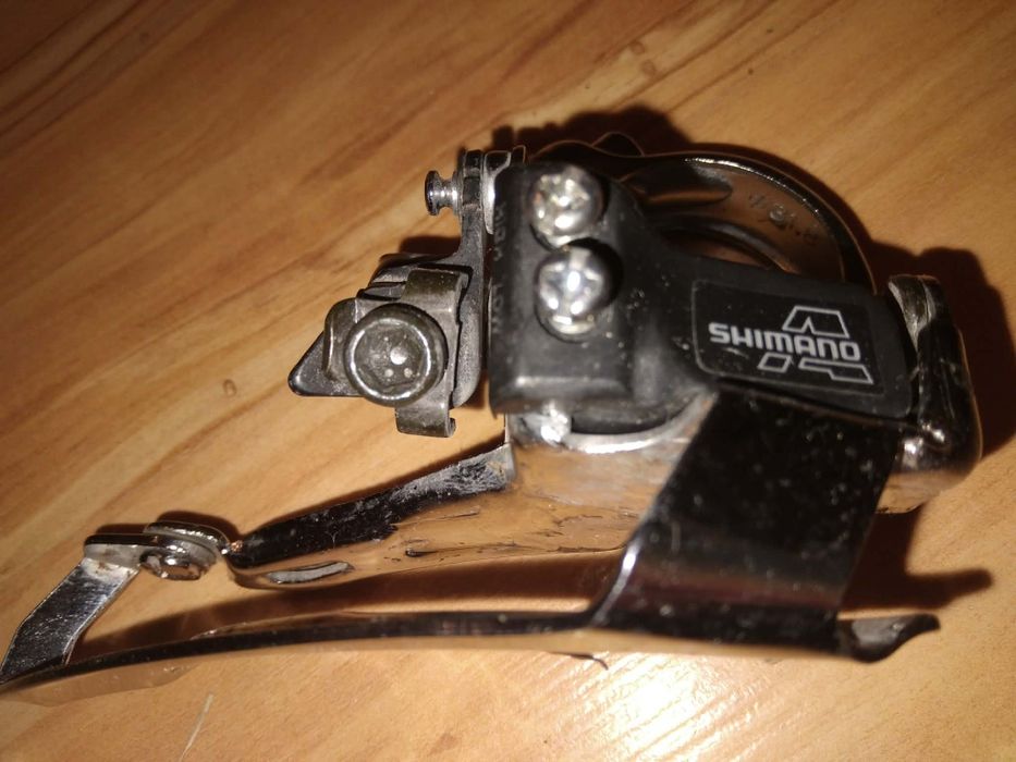Przednia przerzutka Shimano.