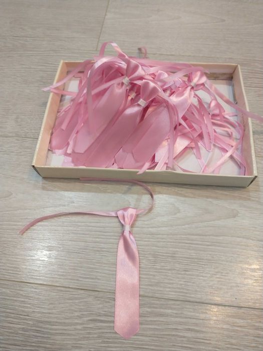 Zawieszki na butelki krawaciki (róż) 47szt