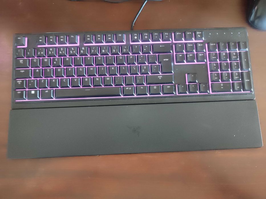 computador completo com monitor e secretária