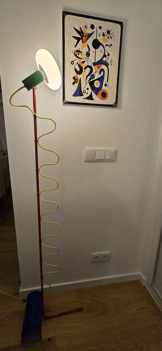 Candeeiro de pé com lâmpada