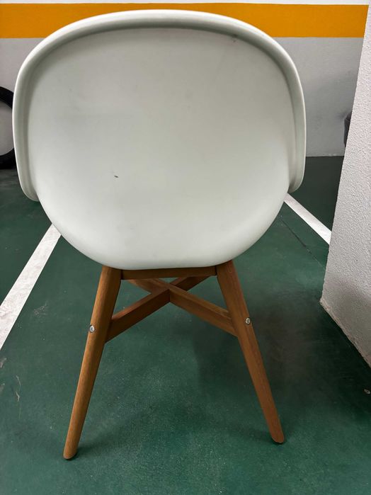 Cadeira de Sala, com estrutura de pés de madeira e assento em fibra resistente. Como Nova.