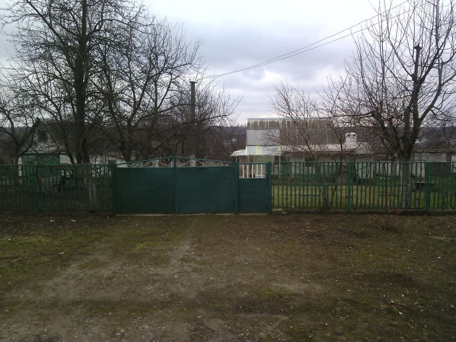 Продається господарство з невеликим будинком та землею 0.83 га. в селі