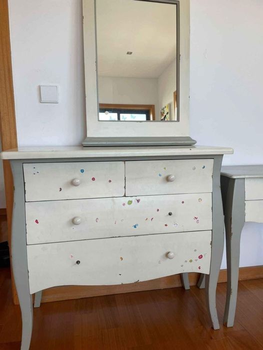Móvel cómoda e espelho vintage