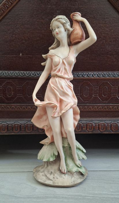 Estatueta de mulher com jarro