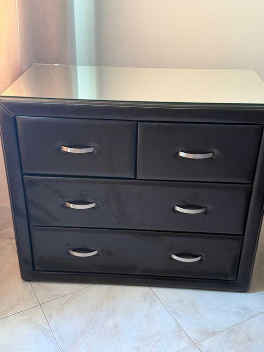 Cómoda em pele sintética castanha com tampo espelhado